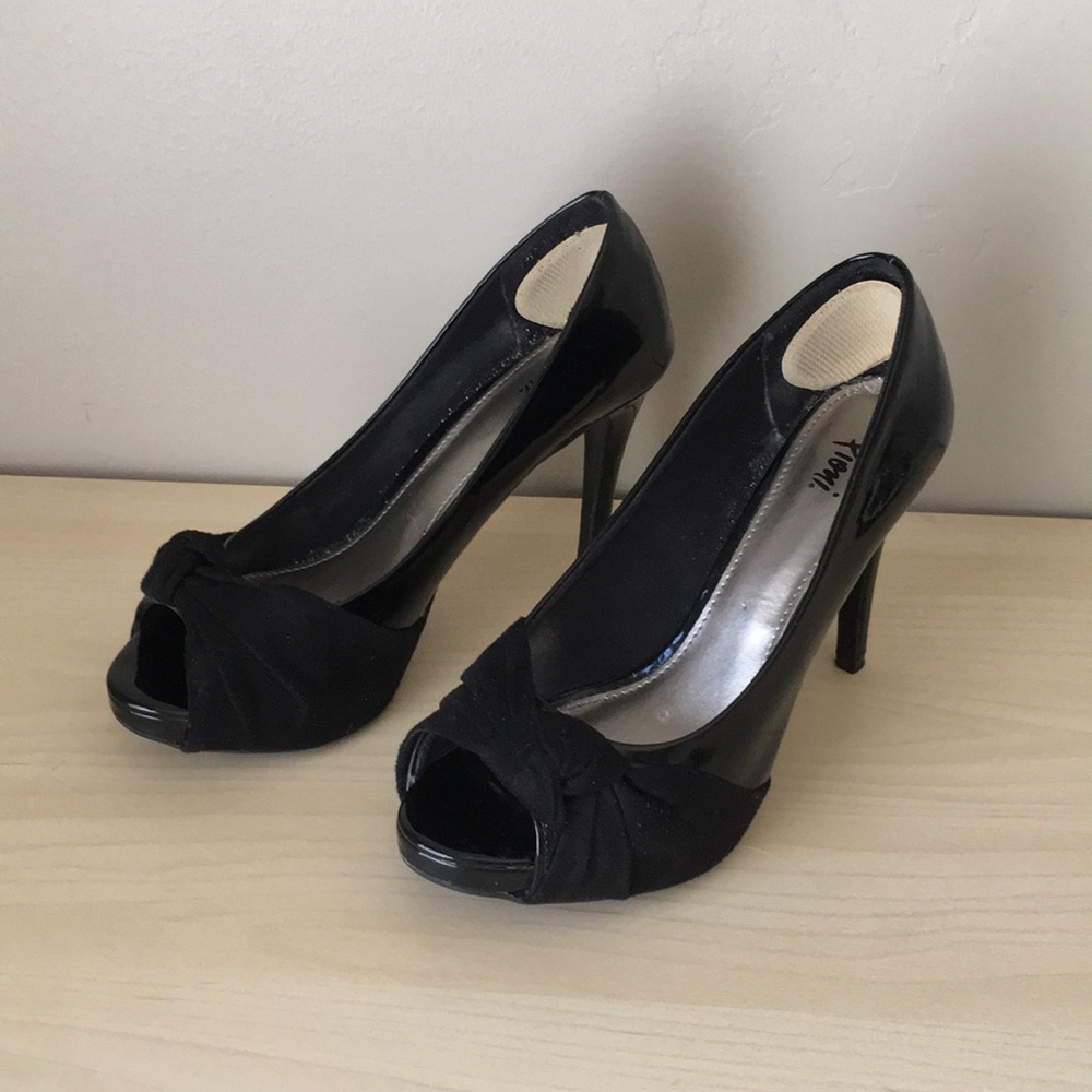 Patent leather/suede Black 4” heels with peep toe
